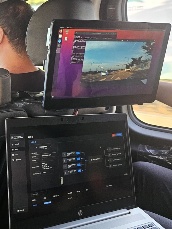 (주)아크릴이 '조나단'을 차량에 탑재된 국산 AI 반도체에 연동하여 실시간 도로 교통 관제 서비스를 실증하고 있다. 