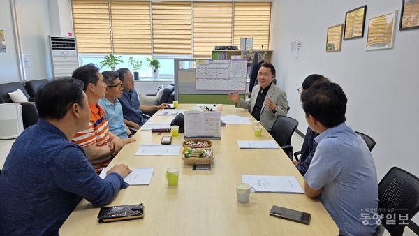 ▲지난달 30일 서원구 팔봉리 주민들이 김성택 청주시의회 경제문화위원장을 찾아 지난 5월 열린 팔봉리김복진조각페스타 등 사업에 대한 성과를 설명하고 있다.