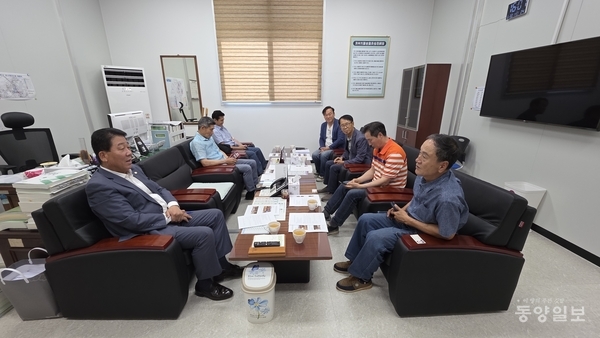 ▲지난달 30일 서원구 팔봉리 주민들이 지역구인 안성현 청주시의원을 만나 지난 5월 열린 팔봉리김복진조각페스타 등 사업에 대한 성과를 설명하고 있다.