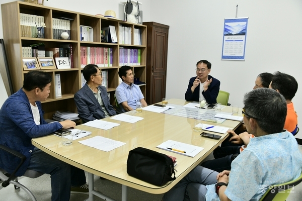 ▲지난달 30일 서원구 팔봉리 주민들이 박완희 청주시의원을 찾아 지난 5월 열린 팔봉리김복진조각페스타 등 사업에 대한 성과를 공유하고 있다.