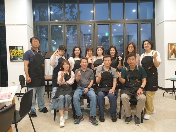 그림을 그리는 건축사들의 모임 ‘그건모(회장 이재걸)’ 회원들이 전시 준비를 하며 화이팅을 외치고 있다.