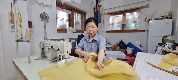 김기자 대표가 모시옷을 제작하고 있다.