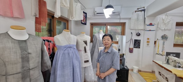 김기자 대표가 자신이 제작한 작품 앞에서 사진 촬영을 하고 있다