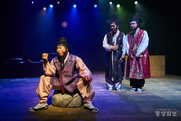 ▲22회 공주 고마나루국제연극제가 오는 17~27일 공주문예회관에서 펼쳐진다. 사진은 출품작 중 하나인 극단 현장의 '고추장수 서일록씨의 잔혹한 하룻밤' 공연 모습.