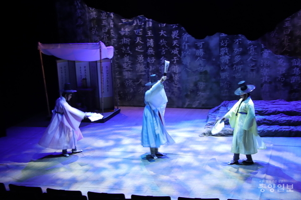 ▲22회 공주 고마나루국제연극제가 오는 17~27일 공주문예회관에서 펼쳐진다. 사진은 출품작 중 하나인 문화창작집단 공터다의 '산 밖에 다시 산' 공연 모습.