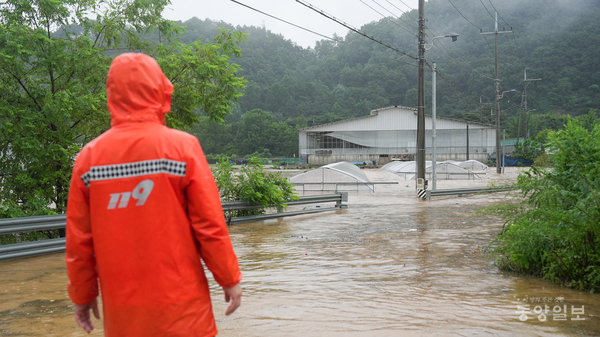 17일 청주시 오송읍 상봉2리의 한 비닐하우스가 물에 잠겨있다. [사진=손상훈 기자]