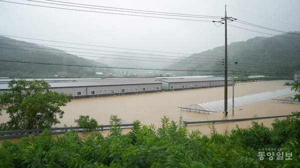 17일 청주시 오송읍 상봉2리의 비닐하우스와 공장이 물에 잠겨있다. [사진=손상훈 기자]