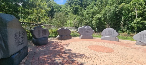 임벽당 정원에 조성된 시비