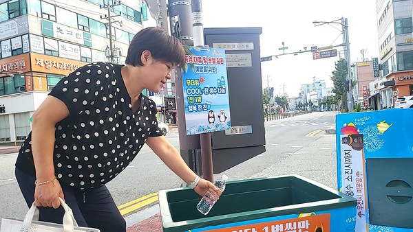 신관동 국민은행 앞 4거리 그늘막에 놓아둔 무료 생수 아이스박스에서 길을 가던 주민 한명이 생수를 꺼내들고 있다. 이민 많은 시민들이 생수를 꺼내가 거의 남아있지 않을만큼 인기가 높았다. 생수가 동 나면 직원들이 다시 채워 넣는다. [사진 유환권 기자]