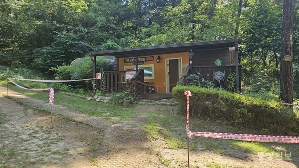 ▲ 지난 1일 구룡유아숲체험원 내 유일한 화장실 1칸이 있는 대피소 입구에 '관계자 외 출입금지'라는 팻말과 함께 빨간 줄이 둘러져 있다.