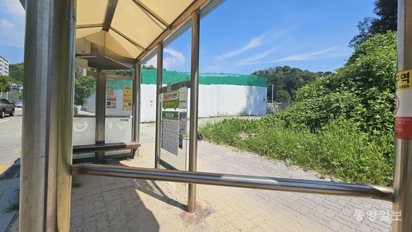 ▲ 성화주공아파트 맞은편 도로변 구룡유아숲체험원 입구. 공사 가설벽이 설치돼 있다.