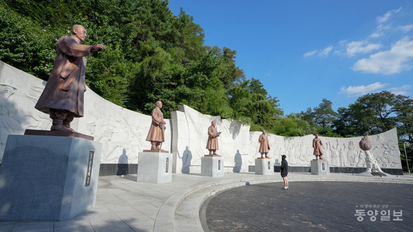 10일 청주시 상당구 수동 삼일공원에서 한 시민이 독립운동가 동상과 기념 조형물을 바라보고 있다. [사진=손상훈 기자]