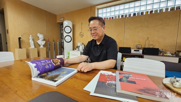 ▲장 교수가 전세계 180여개 도시를 돌며 노하우를 담아 집필한 도시디자인 관련 서적을 펼쳐 설명하고 있다. 현재 15번째 서적을 집필 중이다.