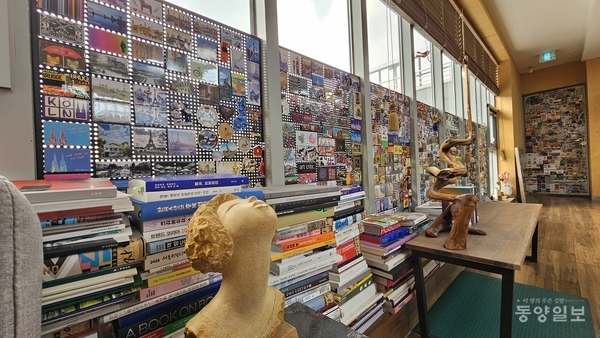 ▲장 교수가 전 세계를 여행하며 최근 5~6년동안 수집한 1500여 종의 세계 각국의 마그넷 상품들.