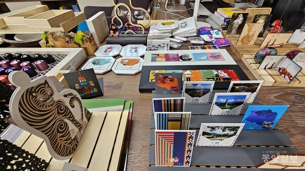 ▲장 교수가 충북의 문화상품이나 명소를 소재로 디자인한 마그넷 상품들.