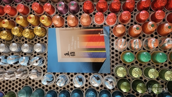 ▲청주새활용시민센터에 들어온 캡슐커피의 용기를 활용, 청주의 상징인 직지와 연계한 문화상품으로 탄생시켰다.