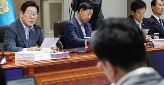 이재명 대통령이 12일 서울 용산 대통령실에서 열린 국무회의에서 발언하고 있다.