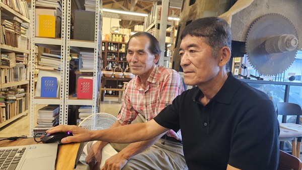 ▲이상주(왼쪽) 전 중원대 교수와 이규상 향토사학자가 김학경 옹의 자료를 보며 행적을 추적하고 있다.