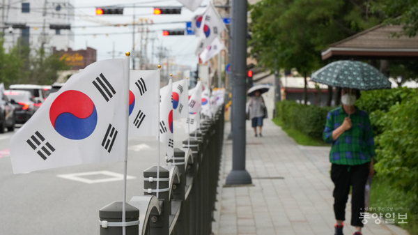 12일 청주시 상당구 문화동 구법원사거리 인근에서 태극기가 줄지어 걸려 바람에 펄럭이고 있다. [사진=손상훈 기자]