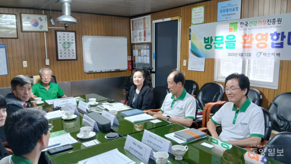 ▲ 한국건강가정진흥원과 대신정기화물 관계자들이 13일 간담회를 나누고 있다.