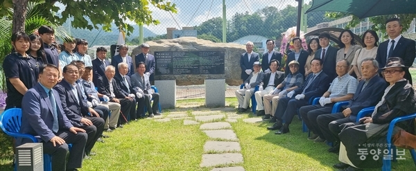 ▲ 안건일(시비 왼쪽) 미덕학원 이사장과 조철호(시비 오른쪽) 동양일보 회장, 중산아카데미 회원, 학부모와 교직원, 동문, 학생들이 창학 60주년을 기념해 설립자 중산 안동준 선생을 기리는 시비 제막행사에 참석해 기념촬영을 하고 있다. 사진 윤규상 기자