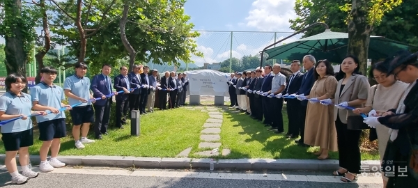 ▲안건일 미덕학원 이사장과 조철호 동양일보 회장, 미덕학원 이사회 임원과 중산아카데미 회원, 학부모와 교직원, 동문과 학생 등 행사 참석자들이 창학 60주년을 기념해 설립자 중산 안동준 선생을 기리는 시비 제막에 앞서 기념촬영을 하고 있다. 