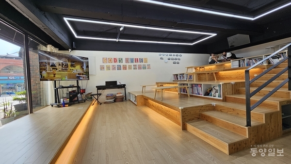 ▲카페 한켠에 조성된 열린 온돌방.