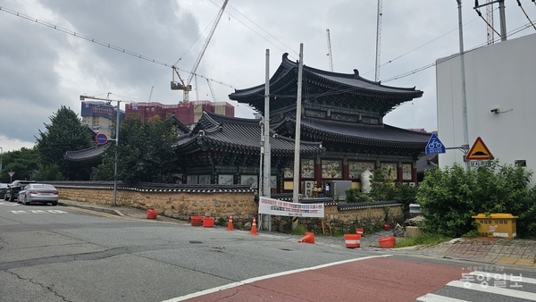 ▲ 청주 도심의 천년고찰 용화사가 재개발 공사로 인한 소음과 진동, 비산먼지 등으로 몸살을 앓고 있다. 사진 박현진 기자