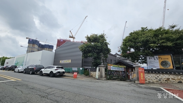 ▲청주 도심 속 천년고찰 사직동 용화사을 둘러싸고 대규모 아파트단지가 조성되고 있어 현재 사찰 입구조차 보이지 않고 있다.