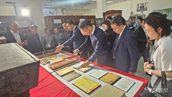 ▲청주고인쇄박물관 관계자들이 라오스 국립도서관에서 열린 전시회에 참가해 직지 홍보에 나서고 있다.