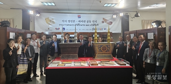 ▲한국과 라오스 재수교 30주년 기념 전시회에 참여한 양국 관계자들이 기념촬영하고 있다.