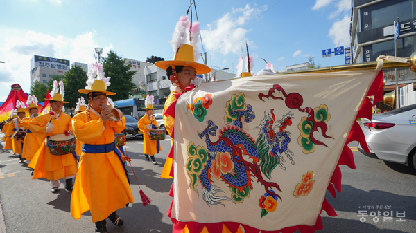 지난 6일 이범석 청주시장을 비롯한 시민들이 중앙공원과 상당사거리 일대에서 청주읍성 시민퍼레이드를 펼치고 있다. 사진 손상훈 기자