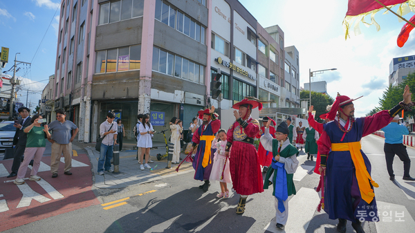 지난 6일 이범석 청주시장을 비롯한 시민들이 중앙공원과 상당사거리 일대에서 청주읍성 시민퍼레이드를 펼치고 있다. 사진 손상훈 기자