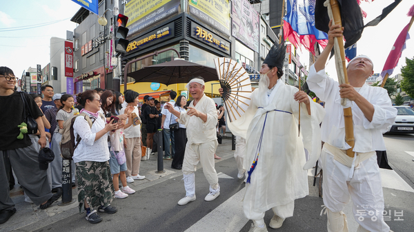 지난 6일 이범석 청주시장을 비롯한 시민들이 중앙공원과 상당사거리 일대에서 청주읍성 시민퍼레이드를 펼치고 있다. 사진 손상훈 기자