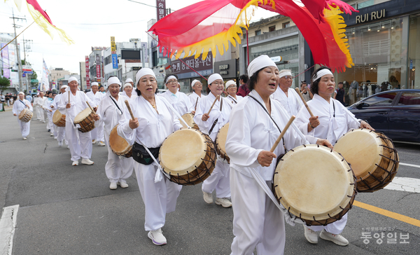 지난 6일 이범석 청주시장을 비롯한 시민들이 중앙공원과 상당사거리 일대에서 청주읍성 시민퍼레이드를 펼치고 있다. 사진 손상훈 기자