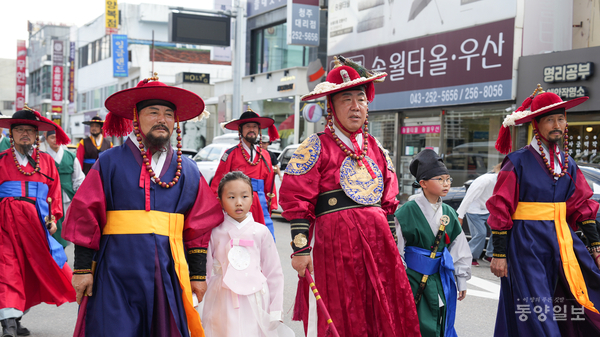지난 6일 이범석 청주시장을 비롯한 시민들이 중앙공원과 상당사거리 일대에서 청주읍성 시민퍼레이드를 펼치고 있다. 사진 손상훈 기자
