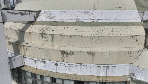 ▲ 한국 현대건축 1세대 김수근 건축가의 설계로 알려진 청주의 미래유산 학천탕 건물이 흉물스러운 외관으로 도시미관을 해치고 있다. 