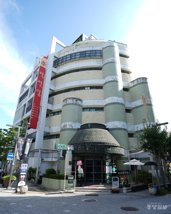 ▲ 한국 현대건축 1세대 김수근 건축가의 설계로 알려진 청주의 미래유산 학천탕 건물이 흉물스러운 외관으로 도시미관을 해치고 있다. 