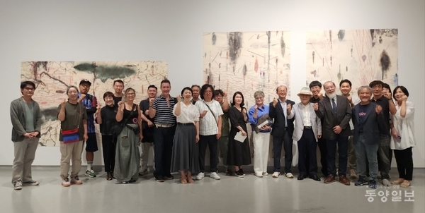 ▲쉐마미술관은 다음달 19일까지 우노 가츠유키 기획초대전을 선보인다. 사진은 지난 6일 열린 개막식 참가자들의 기념촬영 모습.