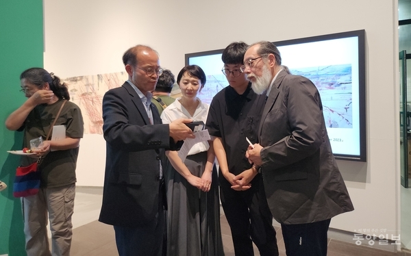 ▲쉐마미술관은 다음달 19일까지 우노 가츠유키 기획초대전을 선보인다. 사진은 지난 6일 열린 개막식에서 (왼쪽부터)변광섭 청주공예비엔날레 집행위원장, 한영애 쉐마미술관 부관장, 서동수 통역가, 우노 가츠유키 작가가 담소하는 모습.