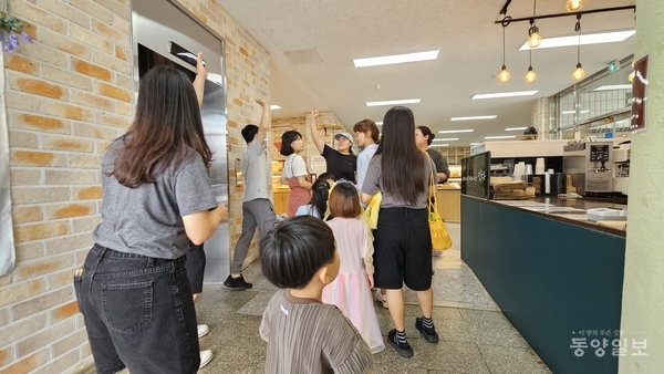 ▲14일 오전 11시께 '미원산골마을빵' 전용판매소인 카페 '잇다'에 방문객들이 북적이고 있다.