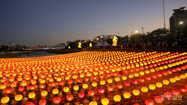 ▲ ‘2025 무심천 직지유등문화제’가 오는 20일 오후 6시 무심천 체육공원에서 열린다. 사진은 지난해 무심천에 뜬 유등 모습.