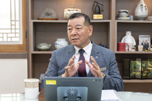 최원철 공주시장이 생활인구 확대 정책의 장점과 필요성에 대해 설명하고 있다.