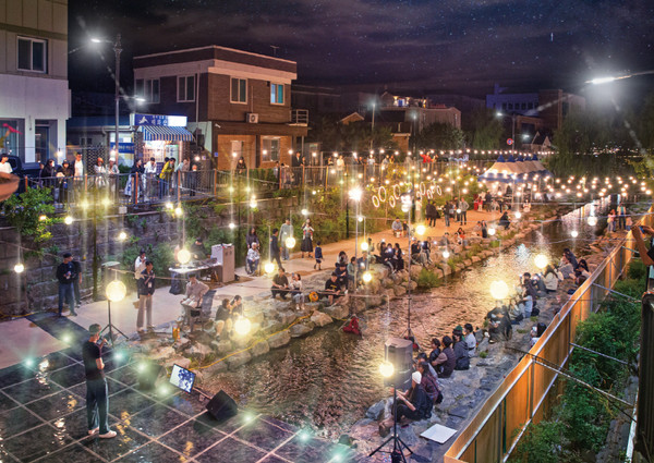 공주시 생활인구 증가에 큰 역할을 하고있는 다양한 축제가 시에서 4계절 내내 펼쳐진다. 최근 성황리에 막을 내린 '야행' 중 관광객들이 제민천에 모여 공주의 밤을 즐기는 모습.