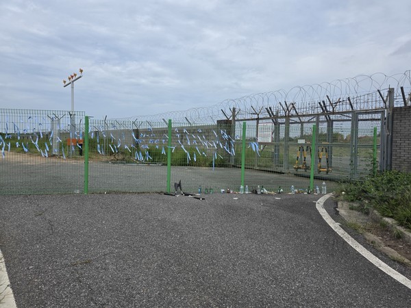 무안공항에서 발생한 제주항공 참사 희생자를 기리기 위한 리본이 활주로 밖에 걸려 있다. /사진 손상훈 기자 