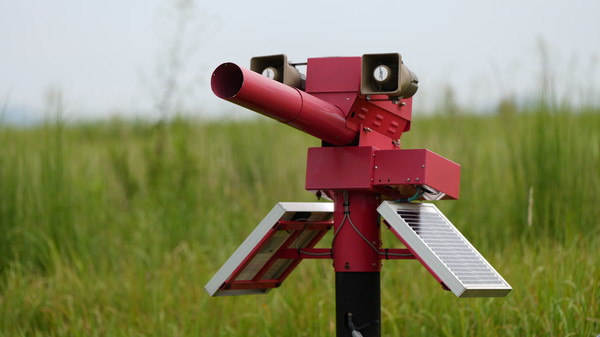 무안공항 활주로 내 설치된 조류 퇴치용 음파기/ 사진 손상훈 기자