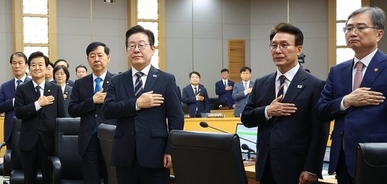 이재명 대통령이 16일 정부세종청사에서 열린 42회 국무회의에서 국기에 경례하고 있다.