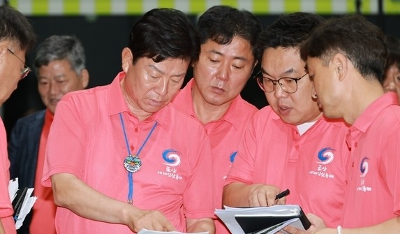 인삼축제장 살피는 박범인 금산군수