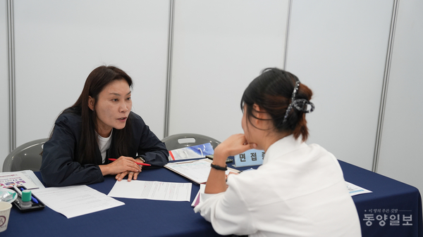 2025 충북대학교 채용박람회가 열린 17일 충북대학교 개신문화관에서 구직자들이 기업 인사담당자와 면접을 보고 있다. [사진=손상훈 기자]