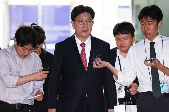 윤석열 정부와 통일교 간 '정교 유착'의 발단으로 지목된 국민의힘 권성동 의원이 16일 서울 서초구 서울중앙지법에서 열린 구속 전 피의자 심문(영장실질심사)을 마친 뒤 대기 장소인 서울구치소로 향하고 있다.